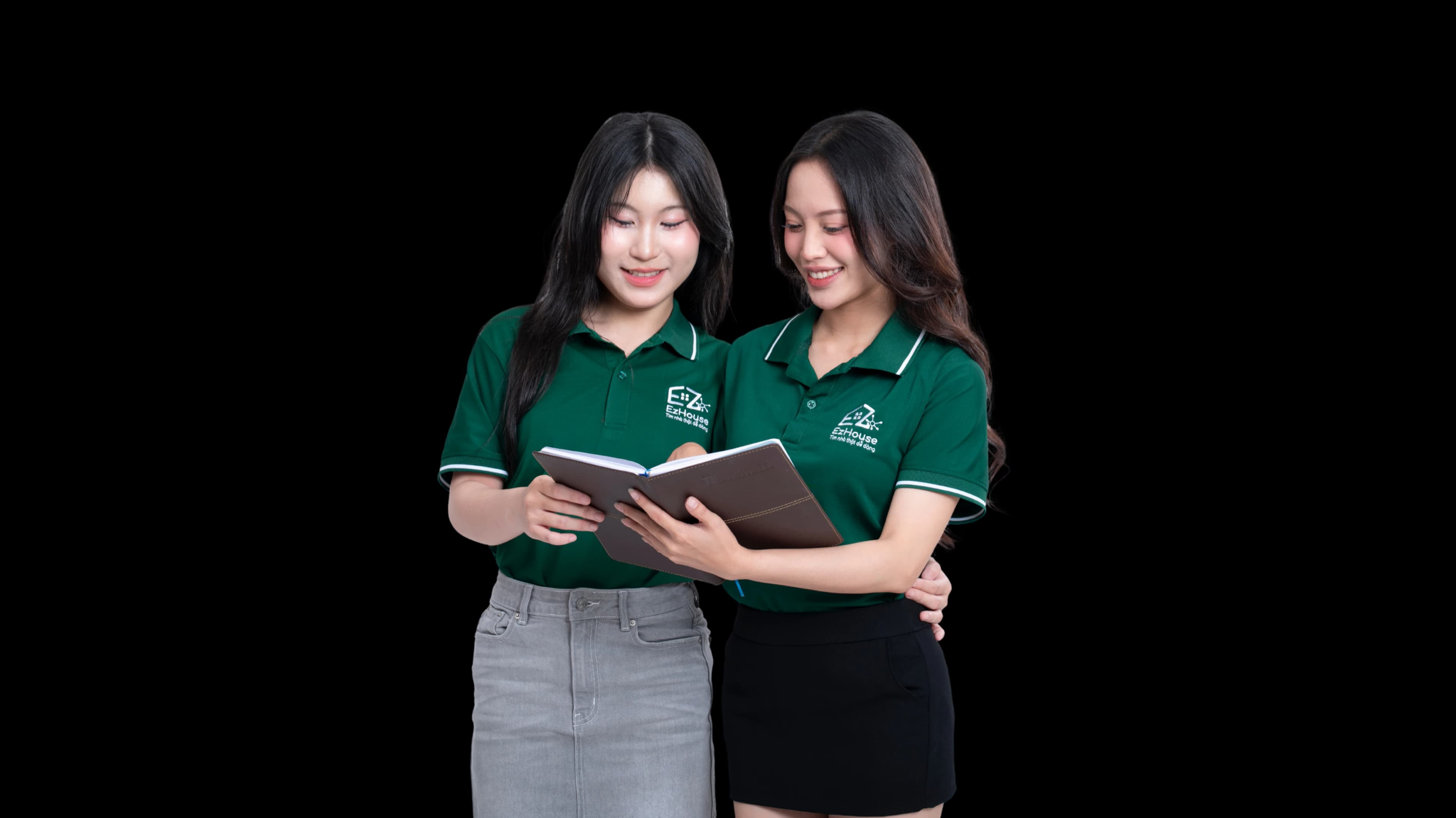 Đội ngũ nhân viên EzHouse trong banner tuyển dụng